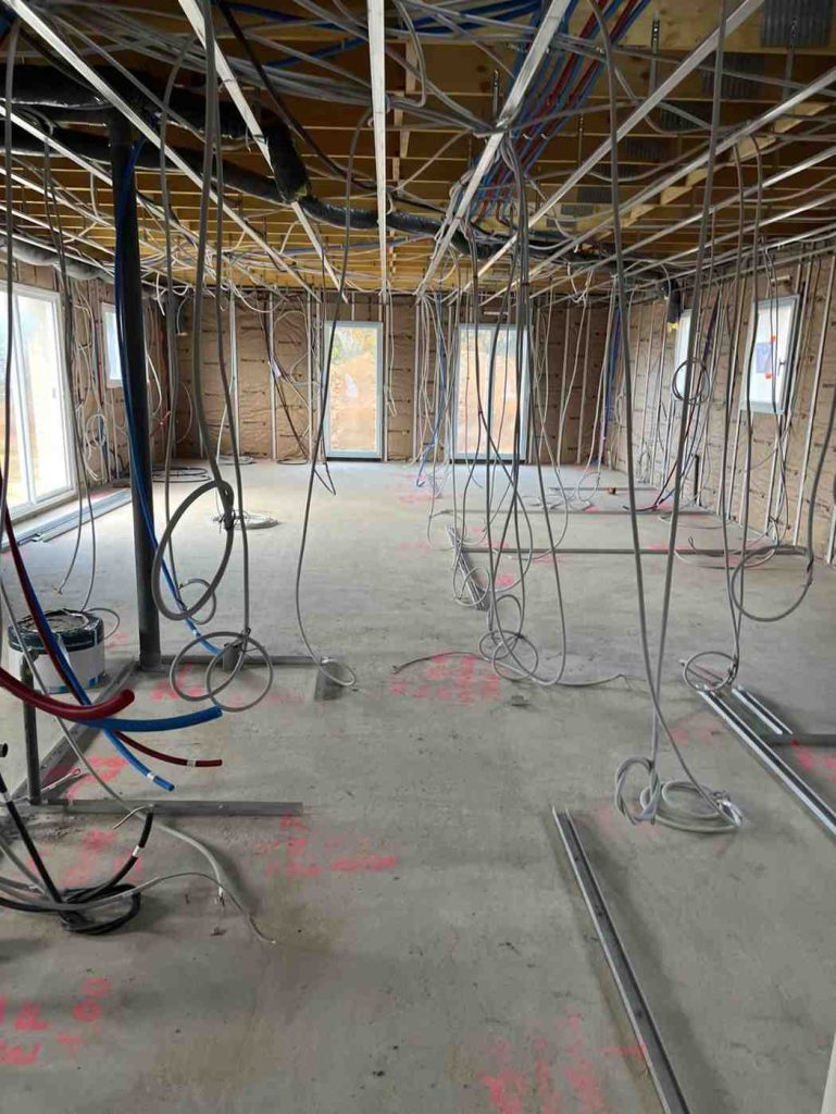 Chantier avec câbles électriques visibles