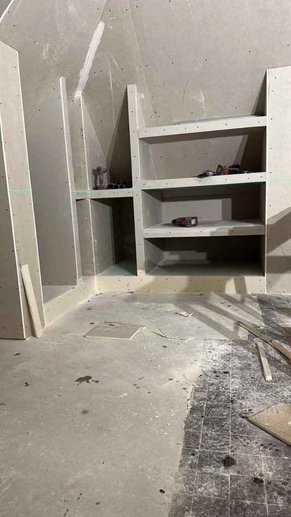 Espace de rangement en construction